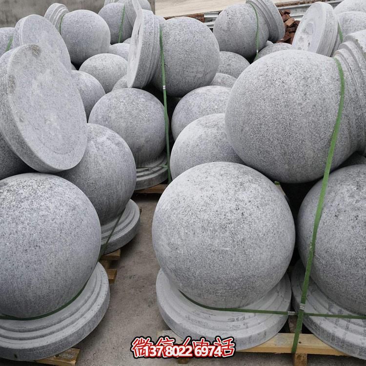 精美石雕車阻，點(diǎn)綴公園美景