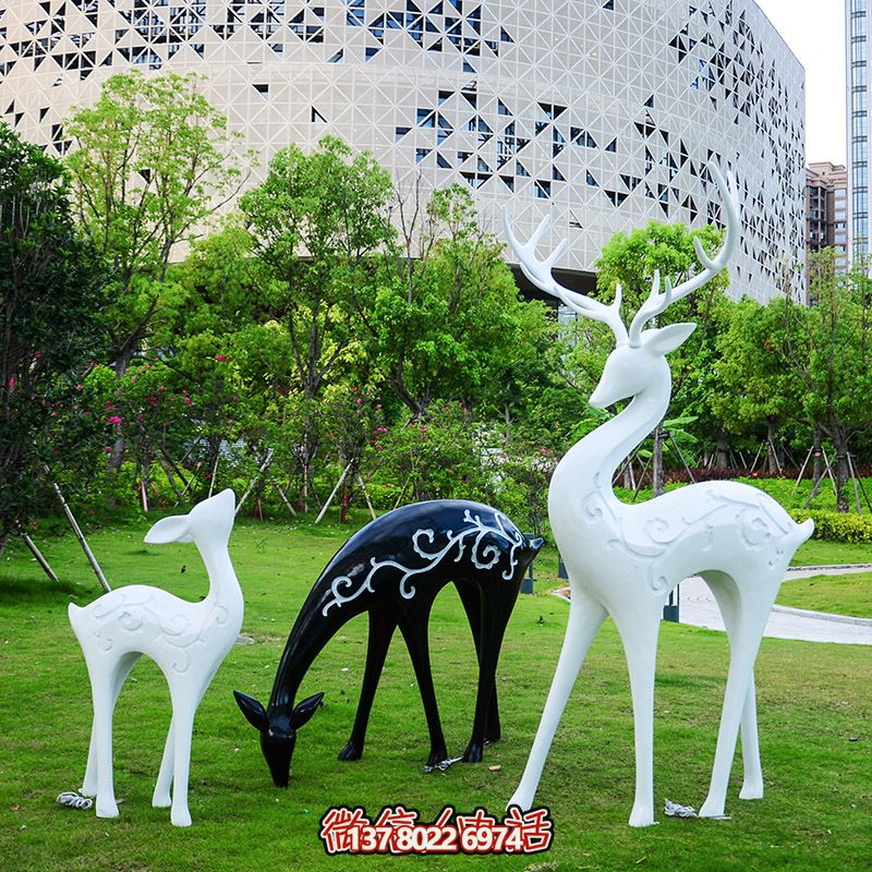 玻璃鋼彩繪黑白鹿雕塑，為小區(qū)增添創(chuàng)意美感