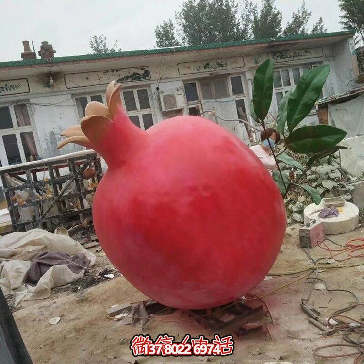 玻璃鋼仿真石榴雕塑，營(yíng)造公園景區(qū)綠色休閑氛圍
