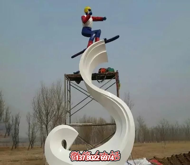彩繪不銹鋼雕塑，把滑雪運(yùn)動(dòng)主題人物雕刻到廣場上