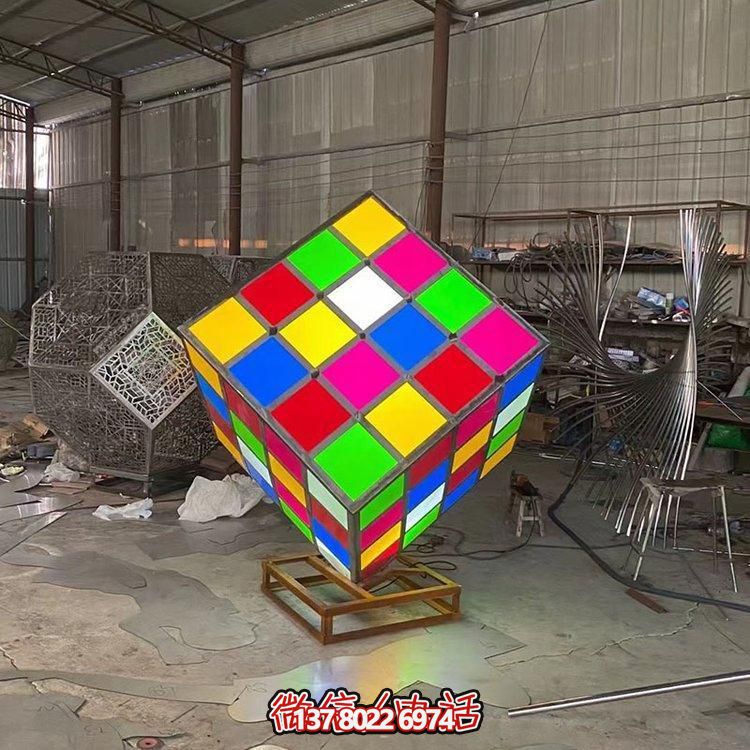 不銹鋼彩繪魔方景觀雕塑，點(diǎn)綴校園廣場