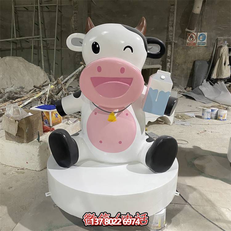 玻璃鋼雕塑，營(yíng)造優(yōu)雅卡通奶牛公仔氣氛