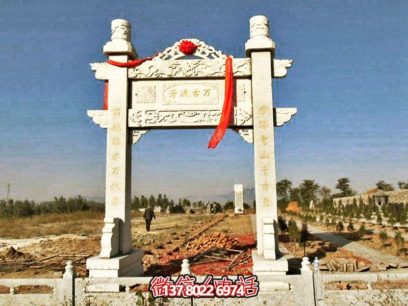 花崗巖簡易牌坊，擺放石墓地