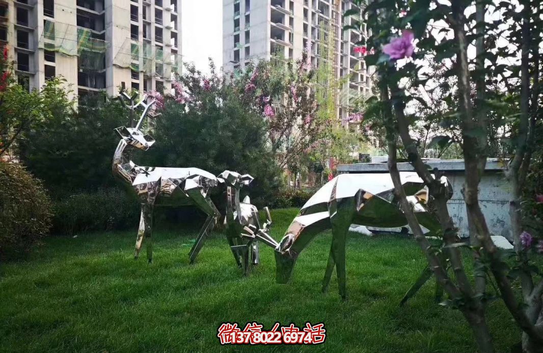 不銹鋼梅花鹿雕塑，讓公園草坪更美麗