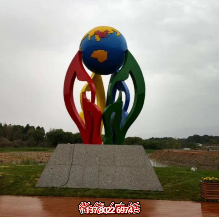 大型不銹鋼彩繪噴漆雕塑，為景區(qū)景觀廣場增色