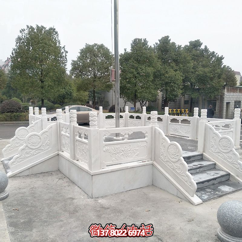 升旗臺石雕——精雕細(xì)琢，點(diǎn)綴校園風(fēng)采