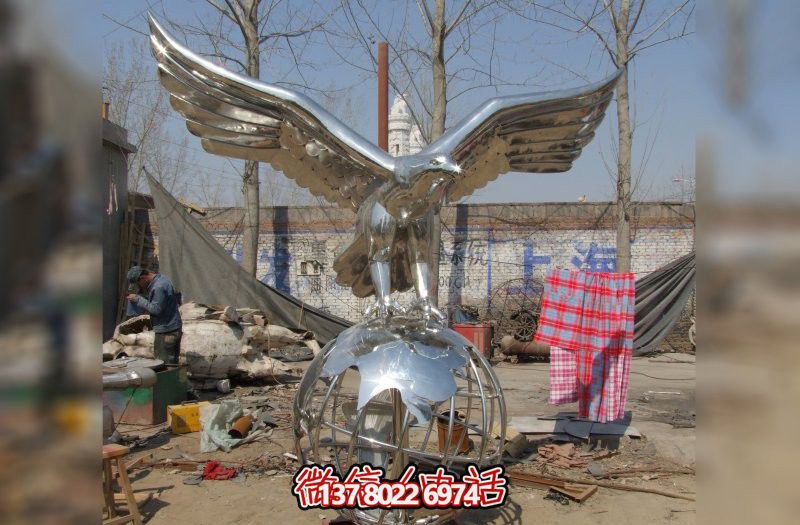 休息時(shí)刻，欣賞不銹鋼老鷹雕塑