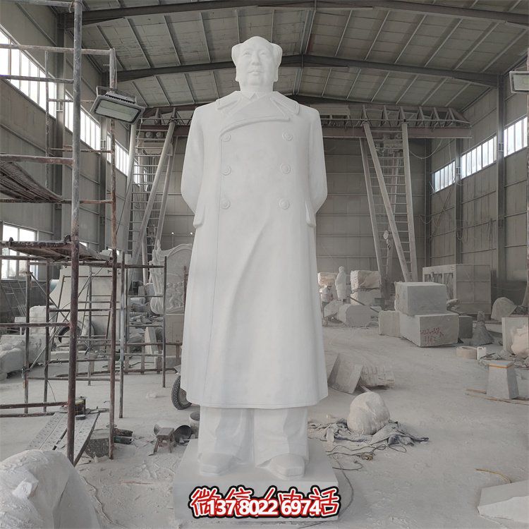 毛澤東雕像，點(diǎn)亮校園廣場