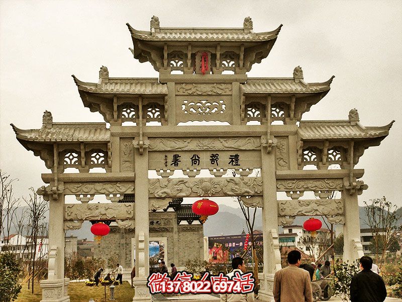 鏤空三門牌坊，點(diǎn)綴城市廣場