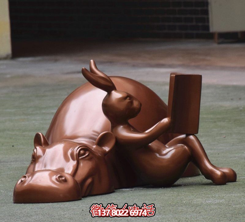 玻璃創(chuàng)意海馬雕塑，擺放于場(chǎng)內(nèi)，點(diǎn)綴你的生活