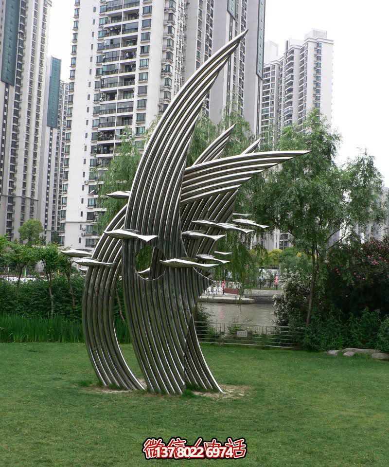 城市小區(qū)裝飾一群空中游走的不銹鋼魚雕塑 城市小區(qū)裝飾一群空中游走的不銹鋼魚雕塑