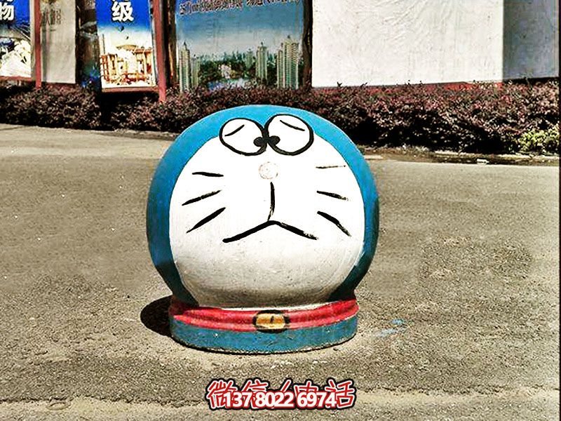 商場(chǎng)街邊擺放卡通多啦A夢(mèng)擋車(chē)球 商場(chǎng)街邊擺放卡通多啦A夢(mèng)擋車(chē)球