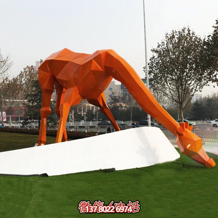 戶外園林不銹鋼幾何戶外園林大型抽象長(zhǎng)頸鹿雕塑