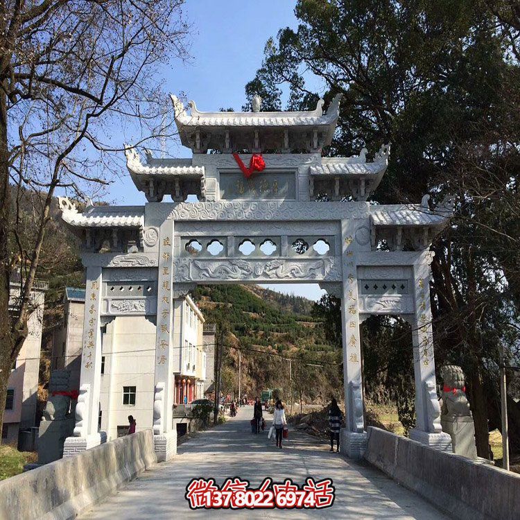 村口石牌坊，三間四柱石雕牌樓