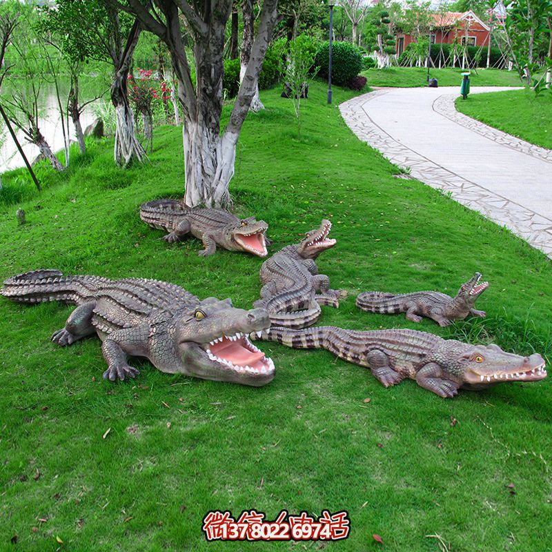 公園草地上擺放的形態(tài)各異的玻璃鋼鱷魚雕塑 公園草地上擺放的形態(tài)各異的玻璃鋼鱷魚雕塑