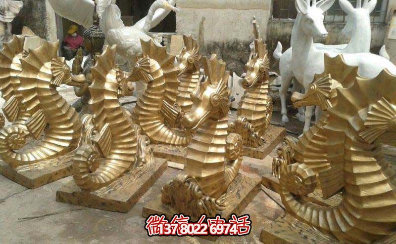 廣場(chǎng)上擺放的金色的玻璃鋼噴漆海馬雕塑 廣場(chǎng)上擺放的金色的玻璃鋼噴漆海馬雕塑