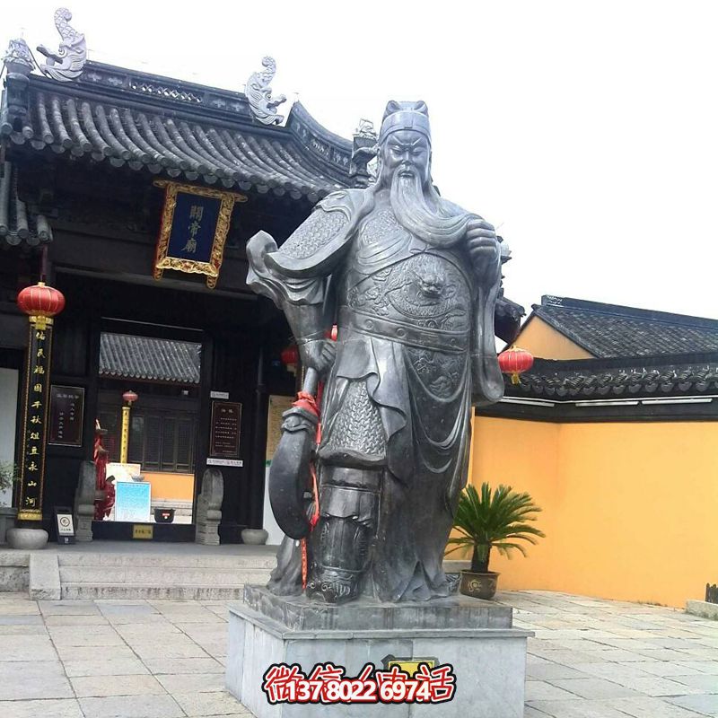 寺廟庭院銅鑄站立著的關(guān)公雕塑 寺廟庭院銅鑄站立著的關(guān)公雕塑