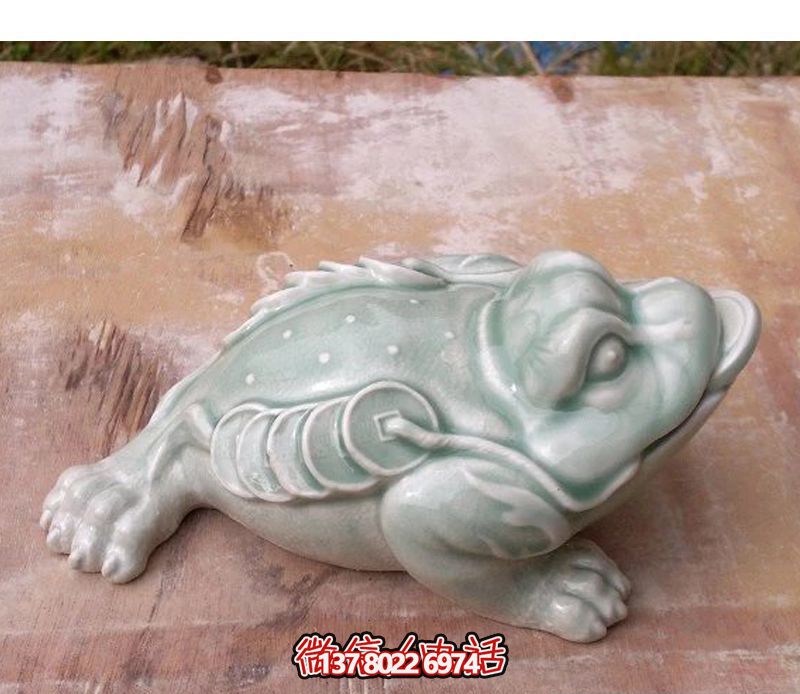 室內擺放的叼著一串銅錢的玻璃鋼創(chuàng)意金蟾雕塑 室內擺放的叼著一串銅錢的玻璃鋼創(chuàng)意金蟾雕塑