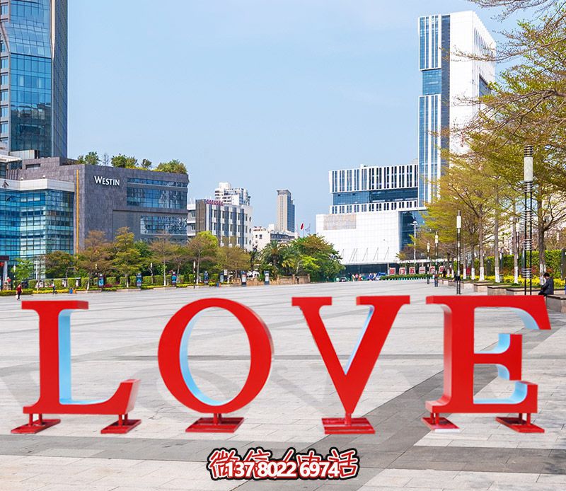 廣場(chǎng)上擺放的紅色鏤空不銹鋼LOVE雕塑 廣場(chǎng)上擺放的紅色鏤空不銹鋼LOVE雕塑