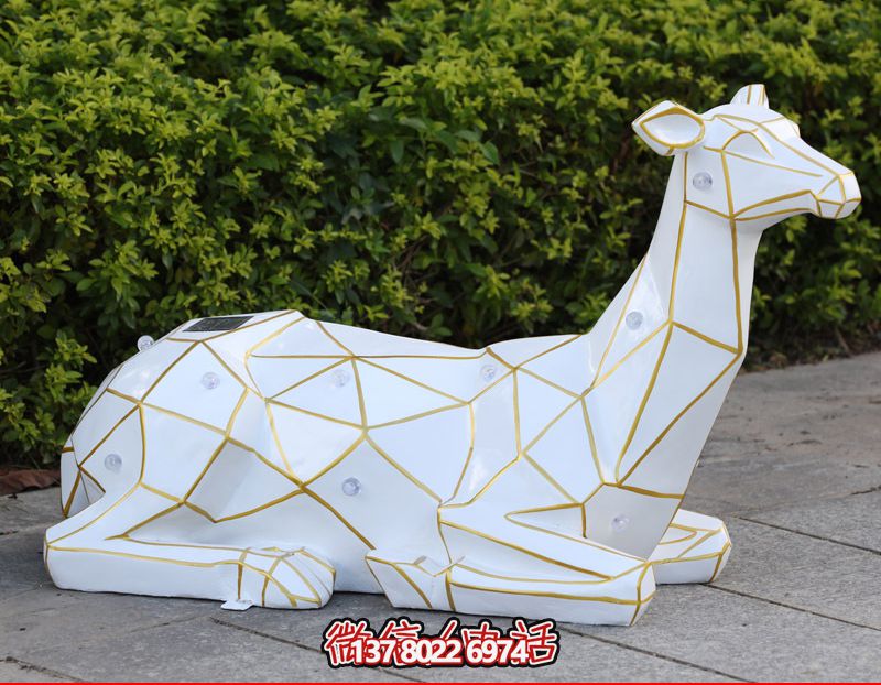 公園臥著的玻璃鋼幾何梅花鹿雕塑 公園臥著的玻璃鋼幾何梅花鹿雕塑
