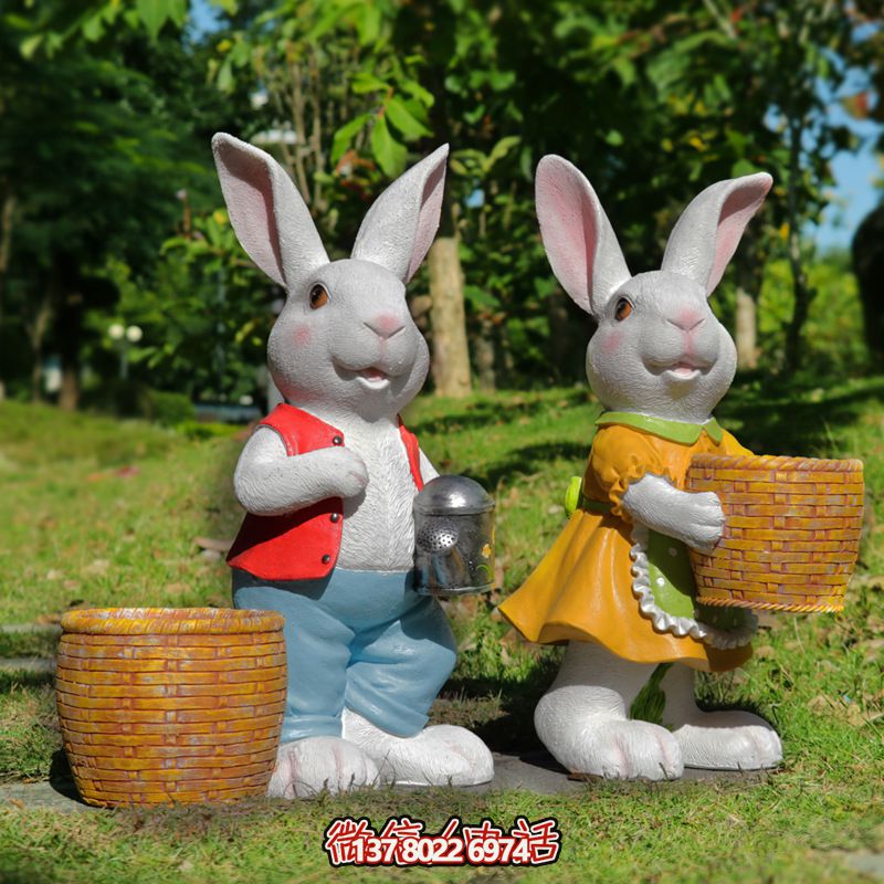 森林兩只忙碌的玻璃鋼兔子雕塑 森林兩只忙碌的玻璃鋼兔子雕塑