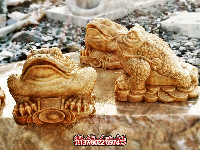 公園里擺放的三只黃蠟石石雕創(chuàng)意金蟾雕塑 公園里擺放的三只黃蠟石石雕創(chuàng)意金蟾雕塑