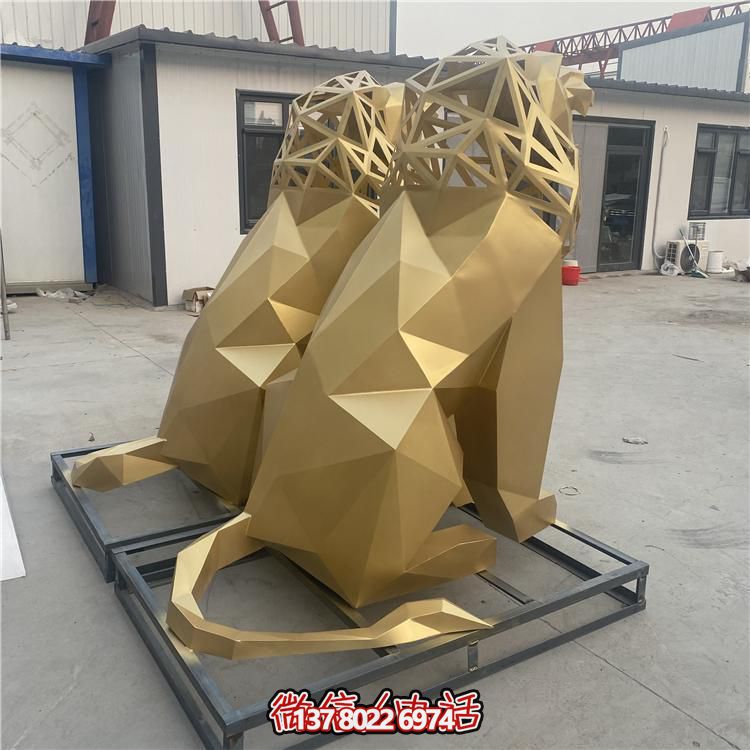 景點(diǎn)戶(hù)外擺放一對(duì)噴金玻璃鋼抽象幾何切面鏤空獅子雕塑