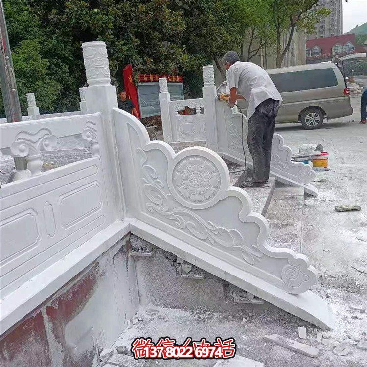 漢白玉旗臺欄板欄桿安裝，細節(jié)打磨處理