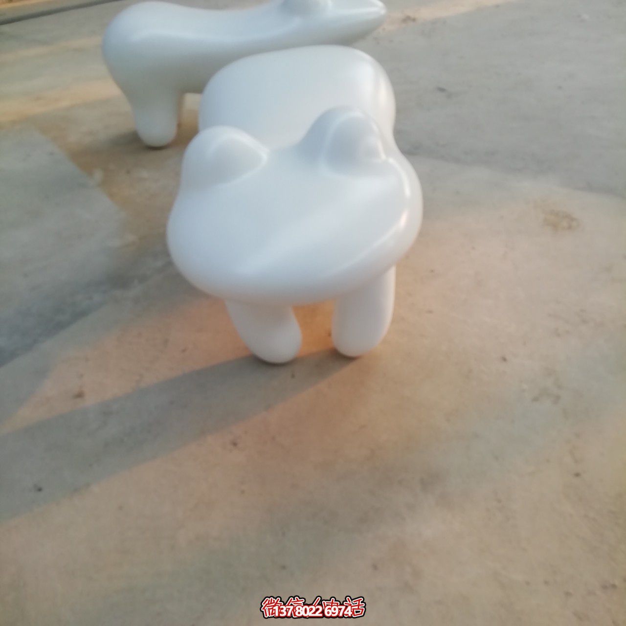 商場(chǎng)室內(nèi)擺放卡通青蛙凳子玻璃鋼雕塑