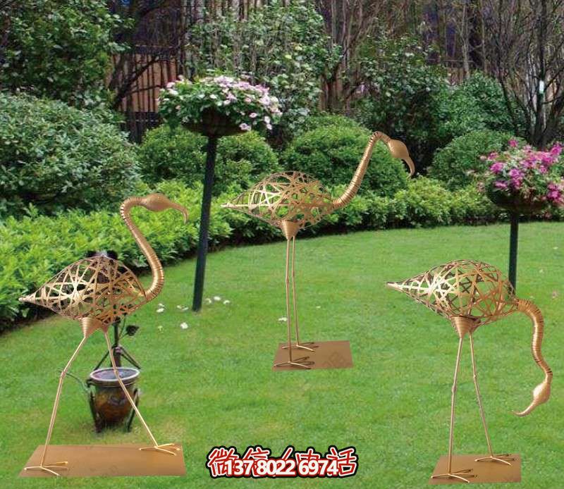 草坪擺放三只不銹鋼鏤空火烈鳥雕塑 草坪擺放三只不銹鋼鏤空火烈鳥雕塑