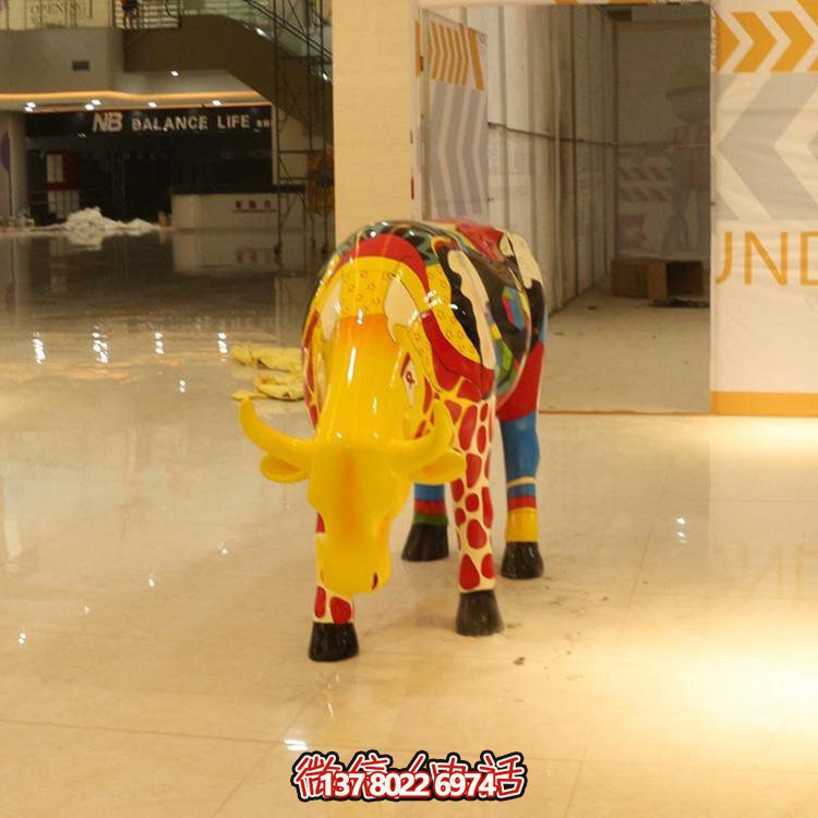 商場室內擺放玻璃鋼彩繪創(chuàng)意牛動物雕塑