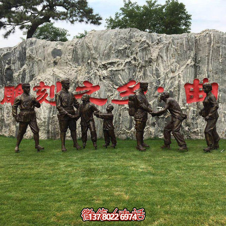 玻璃鋼仿銅人物，八路軍和鄉(xiāng)親握手的景觀擺件