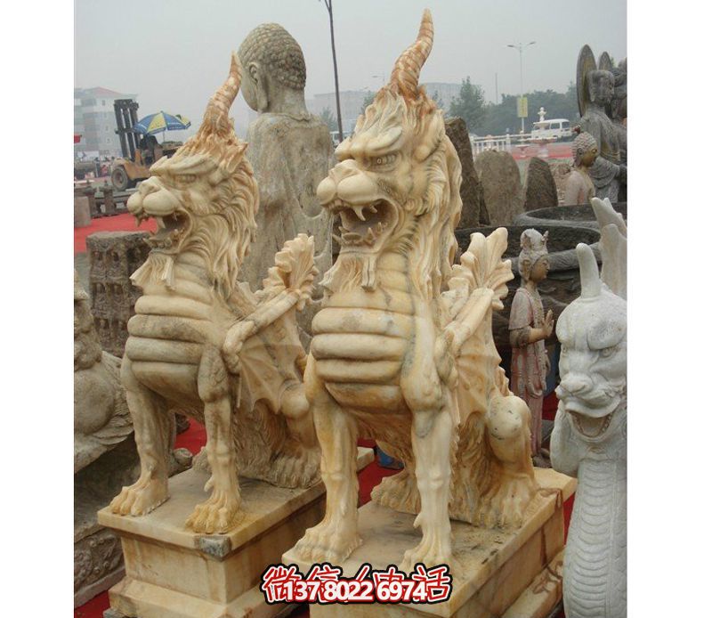 雕塑園里擺放的兩只黃蠟石石雕創(chuàng)意獨角獸雕塑 雕塑園里擺放的兩只黃蠟石石雕創(chuàng)意獨角獸雕塑