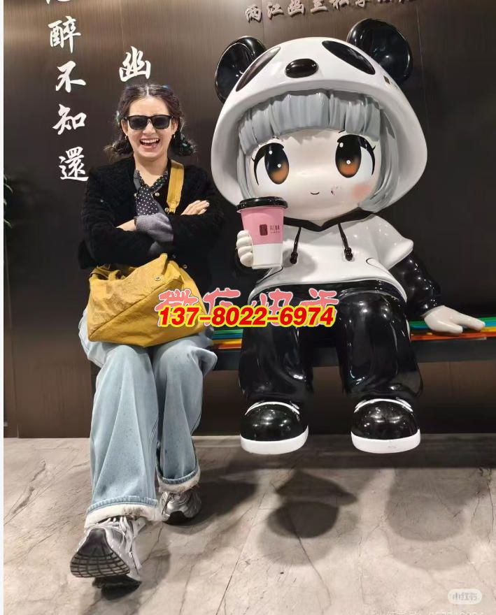 熊貓帽潮酷少女:不銹鋼卡通景觀里的活力符號(hào) 熊貓帽潮酷少女:不銹鋼卡通景觀里的活力符號(hào)