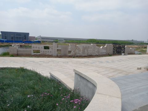 蘆葦湖景墻：鳴琴戴星，長(zhǎng)26米，高2